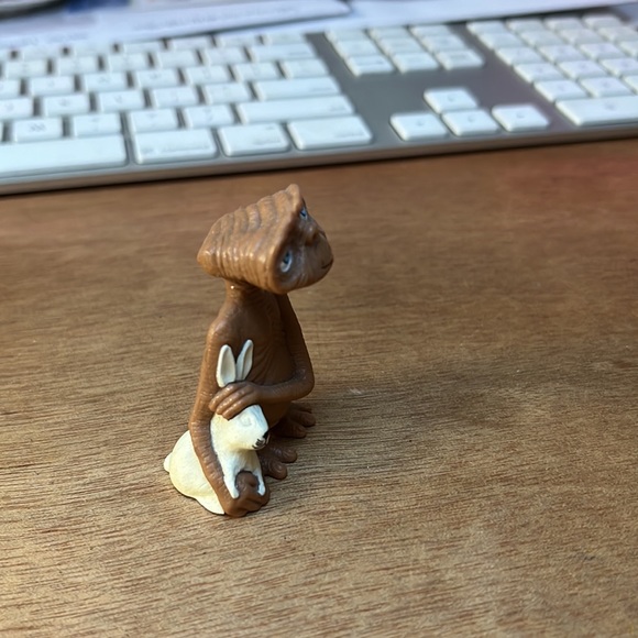 E.T. With Rabbit - Picture 4 of 7
